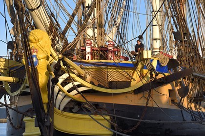 France, Finistère (29), port de Brest, la frégate L'Hermione, réplique du trois-mats qui transporta le marquis de Lafayette en Amérique en 1780, figure de proue