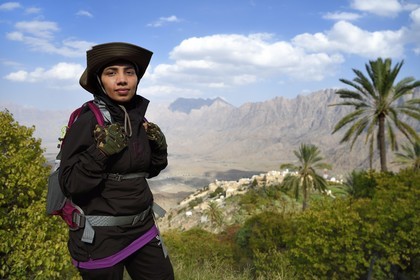 Sultanat d'Oman, Gouvernorat d'Al-Batina du Sud, Hajar occidental, Wadi Mistall, la randonneuse Badour Al Salhi dans les cultures en terrasse surplombant le village de Wakan (Wukan)