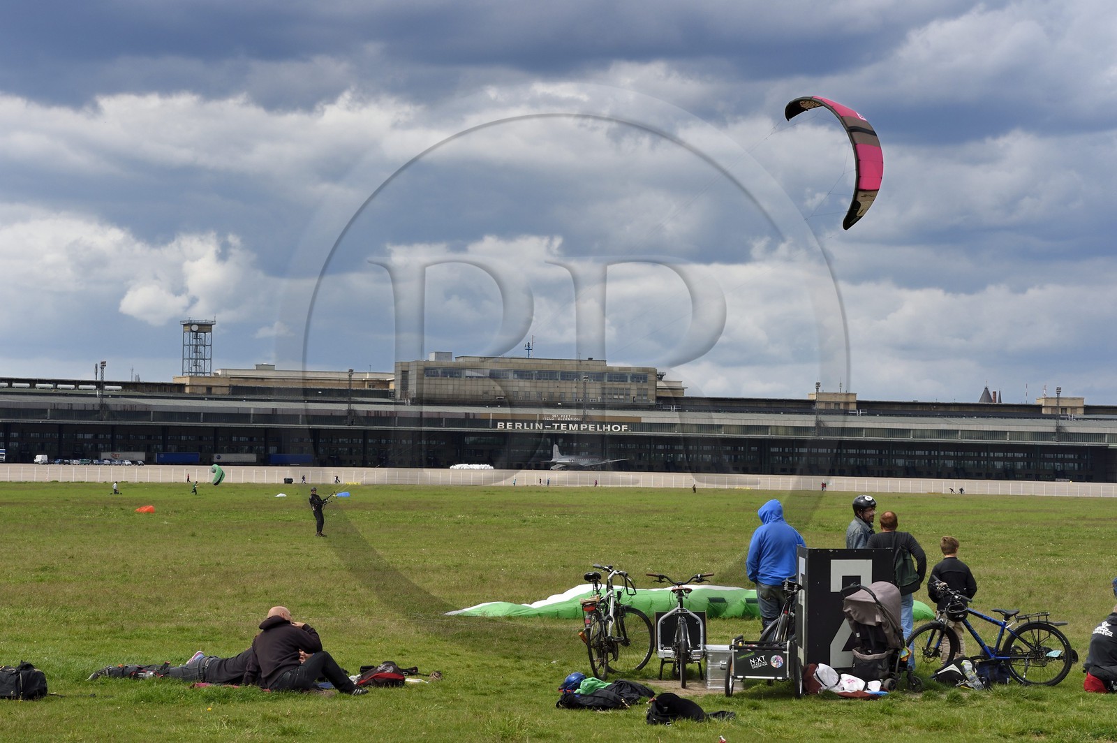 Allemagne, Berlin, ancien aéroport international de Berlin-Tempelhof reconverti en immense parc, un lieu de rencontre pour les kite surfeurs, kite boarders et Country Buggy kiter
