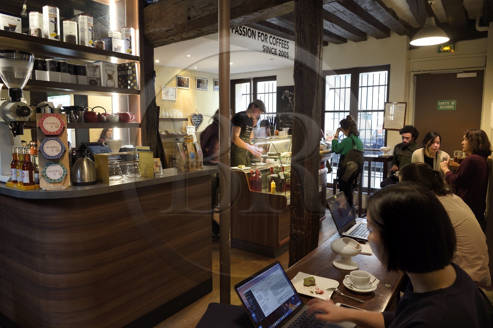 France, Paris (75), la Caféothèque rue de l'Hotel de ville, café mais aussi espace de torréfaction et de vente de café
