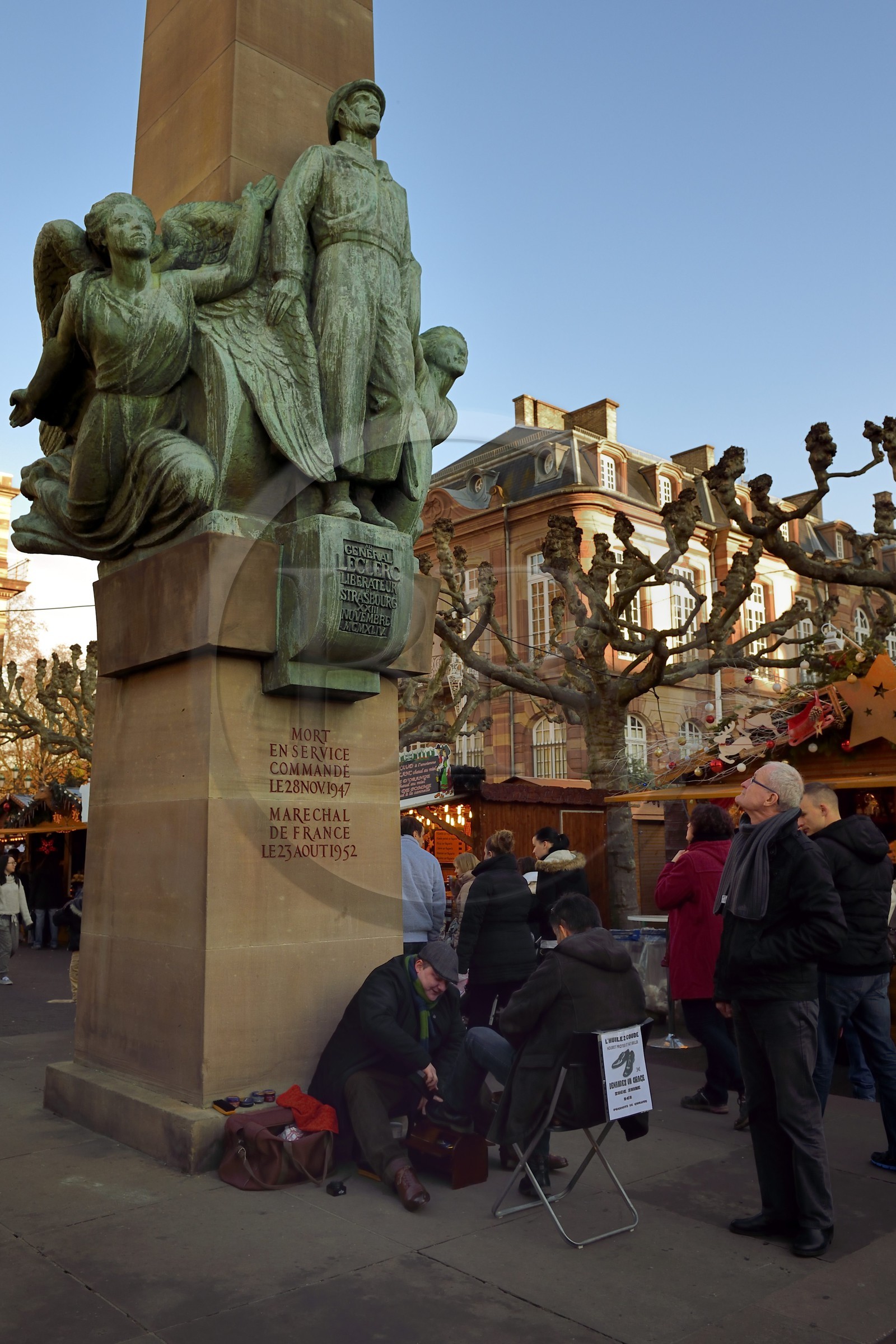 France, Bas-Rhin (67), Strasbourg, vieille ville classée Patrimoine Mondial de l'UNESCO, cireur de chaussures au pied du monument au général Leclerc sur la place Broglie