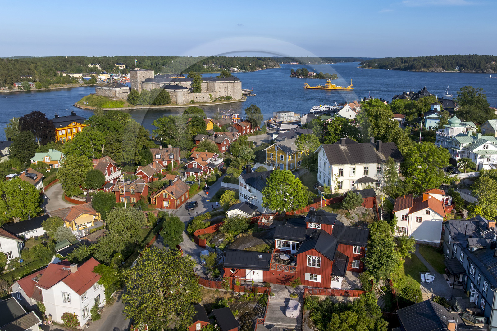 Suède, Archipel de Stockholm, Vaxholm et sa forteresse sur son ilot, le ferry régulier pour l'ile voisine de Rindö en arrière plan (vue aérienne)
