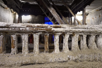 Roumanie, Transylvanie, région de Cluj, Turda, ancienne mine de sel de Turda dont l'exploitation a commencée à l'époque romaine, transformée en centre de loisirs et de santé, l'escalier recouvert de sel