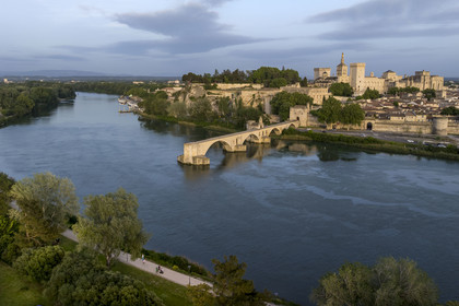 France, Vaucluse (84), Avignon, le pont Saint-Bénézet (pont d'Avignon) sur le Rhône et le Palais des Papes, classés Patrimoine mondial de l'UNESCO, en arrière plan (vue aérienne)
