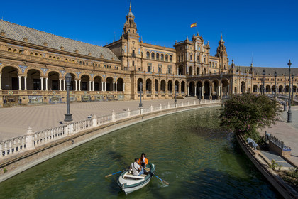 Espagne, Andalousie, Séville, Parque de Maria Luisa, Plaza de Espana (Place d'Espagne) construite par l'architecte Anibal Gonzalez pour l'Exposition ibéro-américaine de 1929