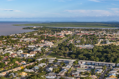 France, Guyane, la ville de Kourou, l'embouchure du fleuve Kourou en arrière plan (vue aérienne)