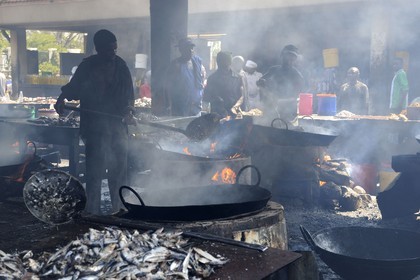Tanzanie, Dar es-Salaam, marché aux poissons de Kivukoni, on fait frire les poissons dans des vasques métalliques abondamment remplies d'huile avant de le revendre à travers la ville