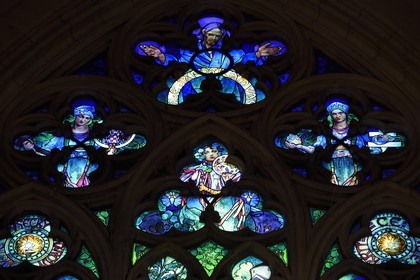 République Tchèque, Prague, centre historique classé Patrimoine Mondial de l'UNESCO, quartier de Hradcany, la cathédrale Saint-Guy à l'intérieur du chateau Royal, vitrail conçu par Alfons Mucha représentant la Saint Cyrille et Methode