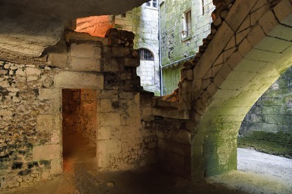 France, Dordogne (24), Brantôme, l'abbaye bénédictine Saint-Pierre de Brantôme, vestiges du premier monastère aménagé dans les grottes au pied de la falaise