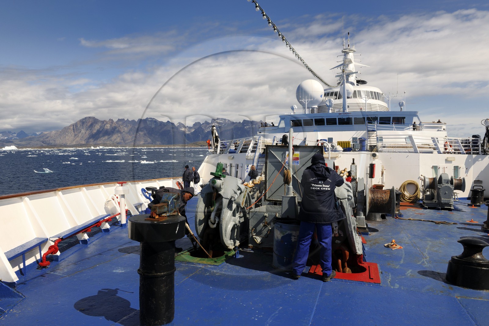 Groenland, fjord de Nanortalik, le bateau de croisière le Princess Danané progressant entre les icebergs