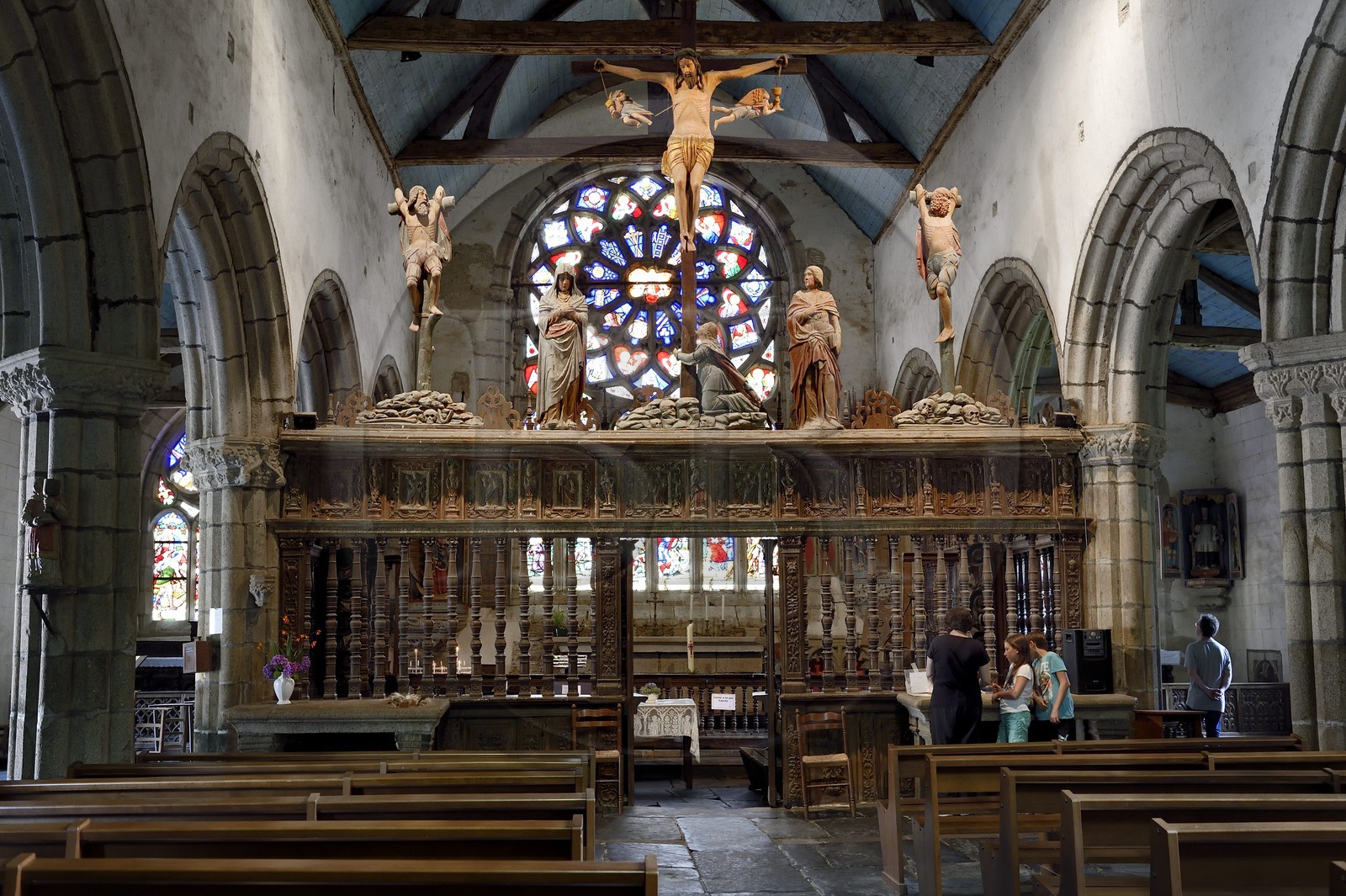 France, Finistère (29), la chapelle de Saint-Herbot de style gothique flamboyant, la poutre de gloire au-dessus du chancel (cloture de chœur)