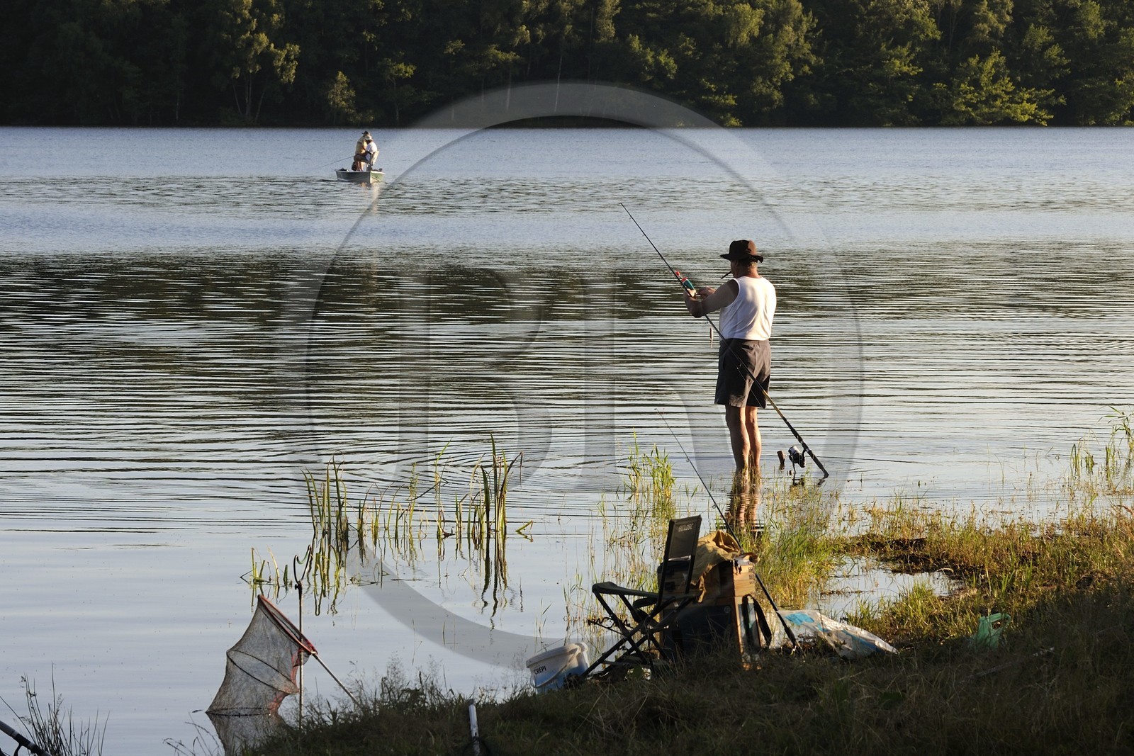 France, Nièvre (58), lac de Pannecière, pêche à la ligne en soirée