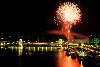 Hongrie, Budapest, feu d'artifice sur le Danube et pont des chaines