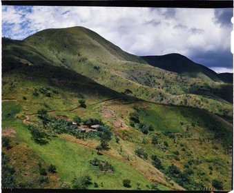 Burundi, province de Bujumbura, région d'Ijenda, paysage typique de la chaine de montagnes culminant au mont Teza à 2665m et qui borde le lac Tanganyika, ces paysages dénudés sont le produit du déboisement intensif subi par le pays du fait des méthodes agricoles traditionnelles burundaises, rugo (ferme traditionnelle) (reproduction plan-film inversible 4x5)