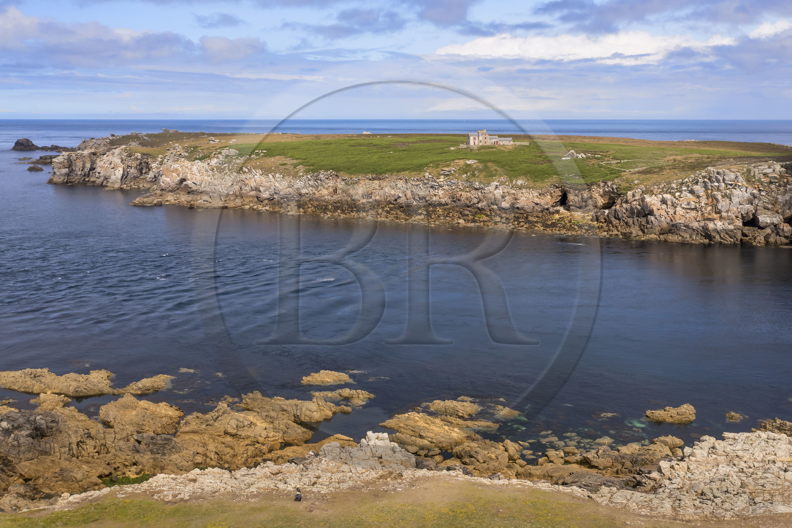 France, Finistère (29), Mer d'Iroise, Ile d'Ouessant, l’Ile Keller séparée de la cote Nord par le chenal nommé Penn ar Ru Meur où sévit un fort courant marin (vue aérienne)