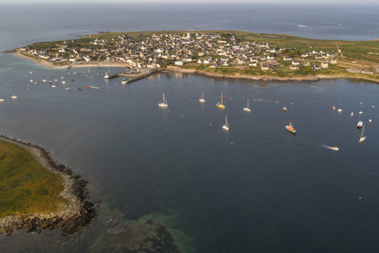 France, Finistère (29), Mer d'Iroise, archipel de Molène, Ile de Molène et l'ilot Lédenez Vraz au premier plan (vue aérienne)