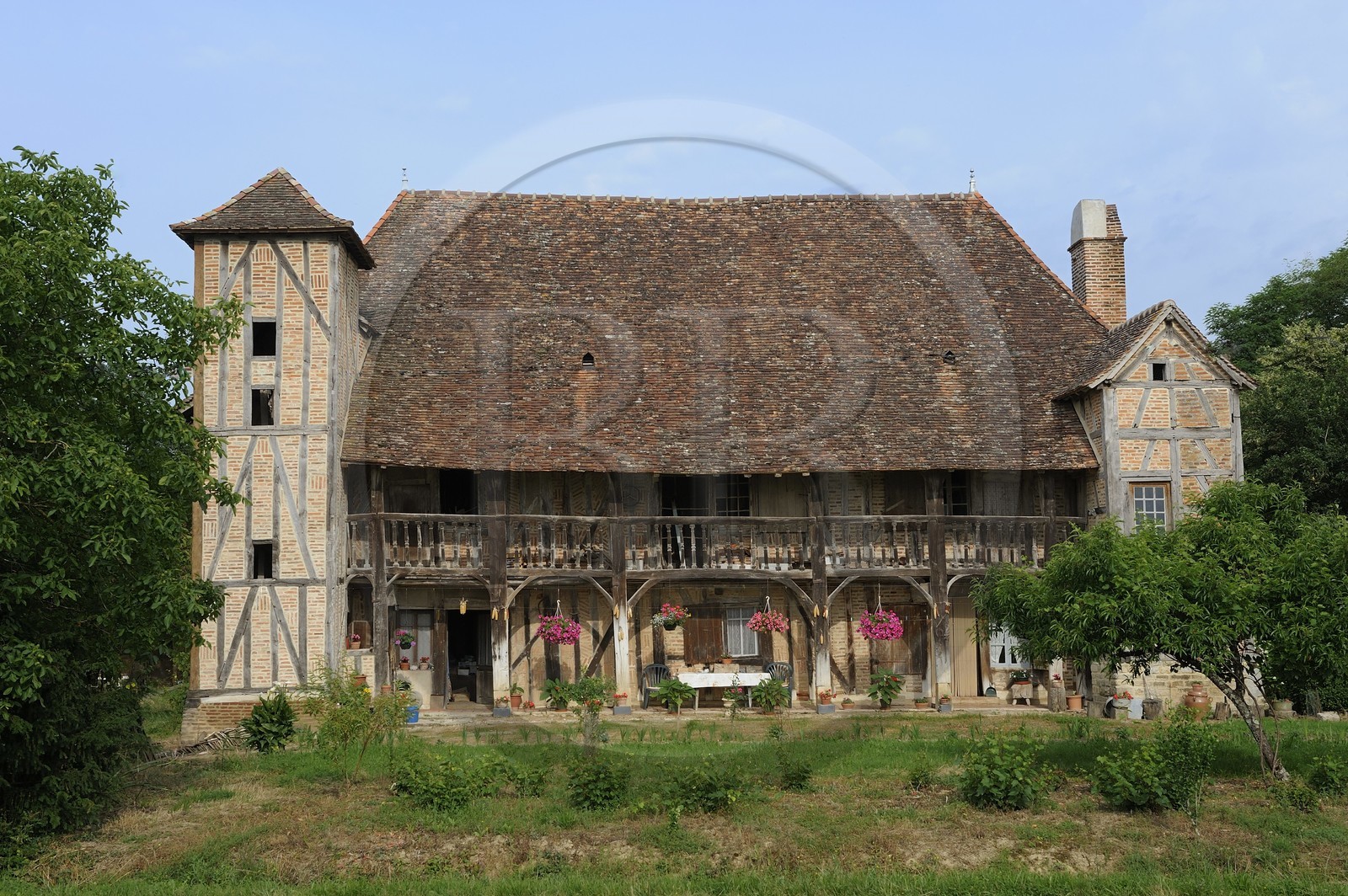 France, Saône et Loire (71), village de Juif, La Grosse Grange ferme bressane traditionnelle à étage et colombage