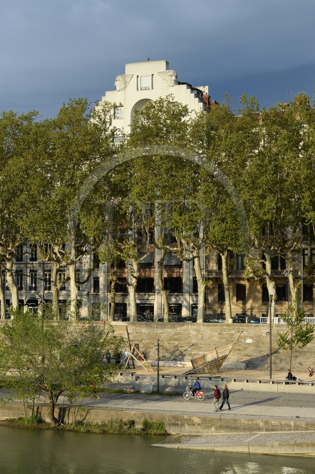France, Rhône (69), Lyon, les berges du Rhône, façade de l'immeuble Barrioz de 1930 sur le quai Général Sarrail