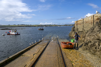 France, Finistère (29), Mer d'Iroise, Ile d'Ouessant, le port de Lampaul dans la baie de Lampaul,  la presqu'ile de Feunteun Velen en arrière plan