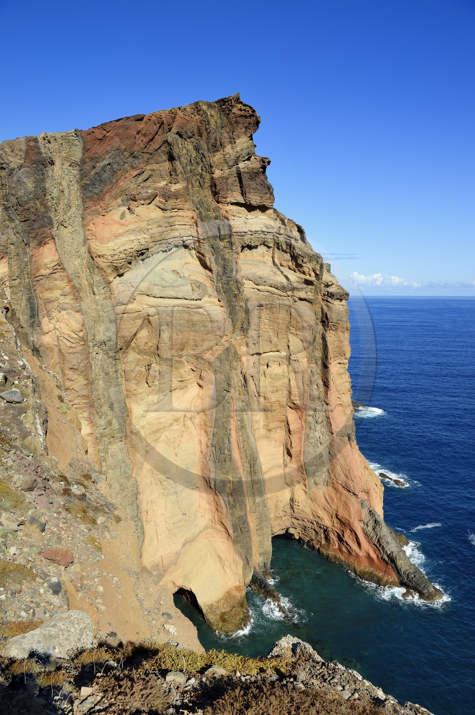 Portugal, Ile de Madère, falaises de la réserve naturelle de la Ponta de Sao Lourenço (pointe Saint Laurent) à l'extrême Est de l'ile, filon basaltique
