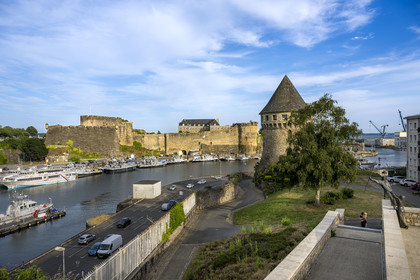 France, Finistère (29), Brest, l'arsenal, le port militaire est une base navale de la Marine nationale surplombé par le château qui abrite le musée national de la Marine à l'embouchure de la rivière Penfeld et la Tour de la Motte-Tanguy