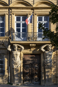 France, Bouches-du-Rhône (13), Aix en Provence, Cours Mirabeau, Hôtel Maurel de Pontevès (ou hôtel d'Espagnet) est un hôtel particulier du XVIIème siècle qui abrite actuellement le tribunal de commerce, atlantes soutenant le balcon