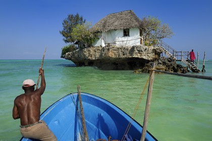Tanzanie, archipel de Zanzibar, île de Unguja (Zanzibar), côte est, le restaurant The Rock perché sur un îlot à Pingwe
