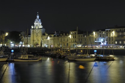 France, Charente-Maritime (17), La Rochelle, le Vieux Port, la Porte de la Grosse Horloge au bout du quai Duperré