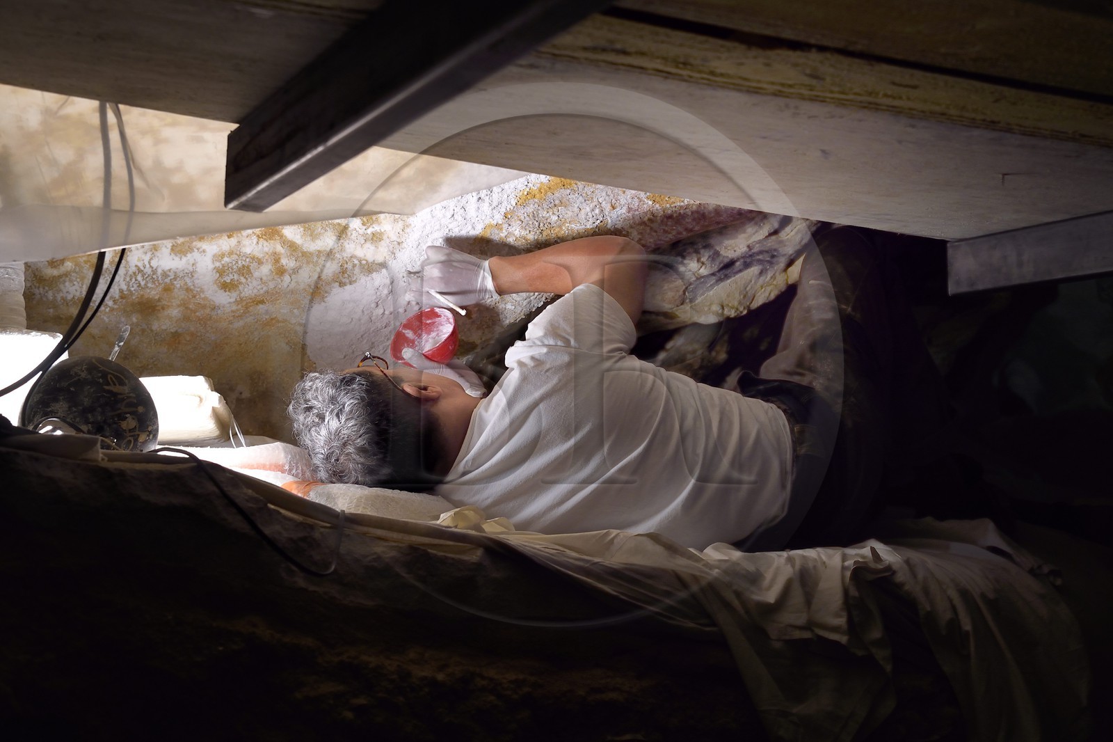 France, Dordogne (24), Montignac, chantier du futur Centre International de l'Art pariétal de Montignac-Lascaux (Lascaux 4), le passage de la grotte reconstituée par l’Atelier des Fac-Similés du Périgord (AFSP), réalisation des jointures des panneaux de surfaces ornées