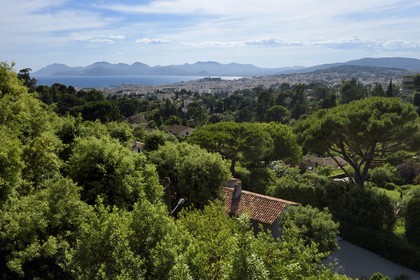France, Alpes-Maritimes (06), Cannes, vue sur la baie de Cannes et le massif de l'Esterel depuis la villa Domergue
