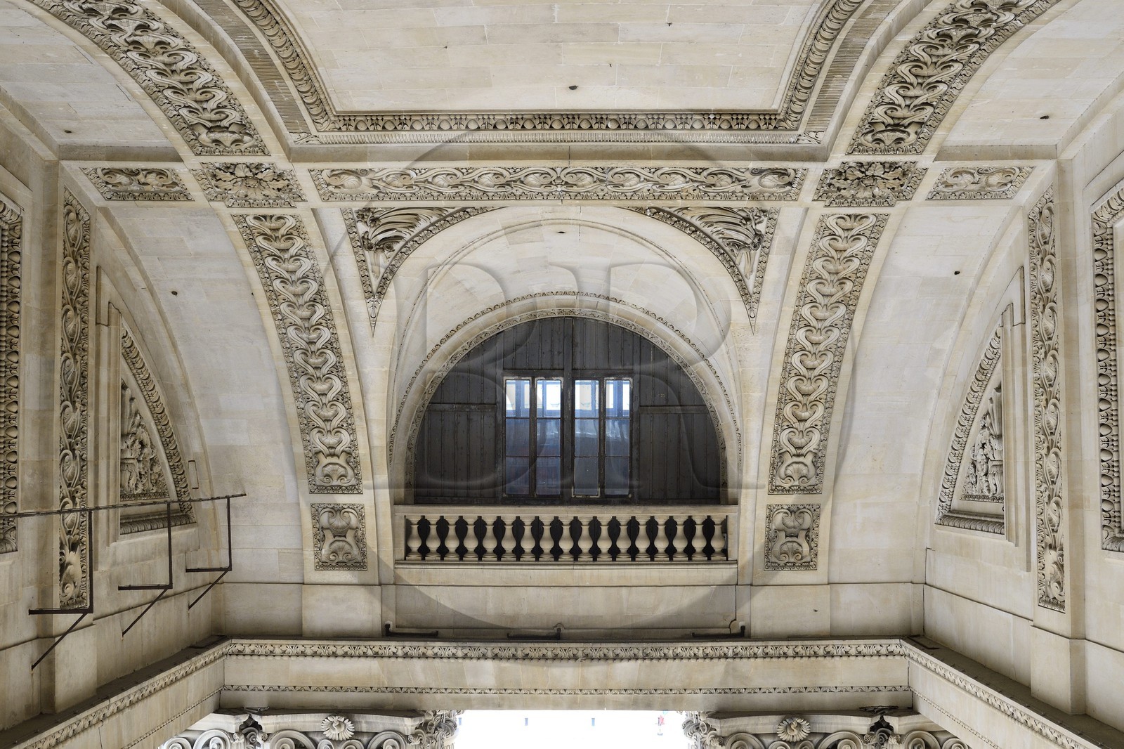France, Paris (75), le Panthéon, sous le fronton triangulaire du grand portique à colonnes corinthiennes