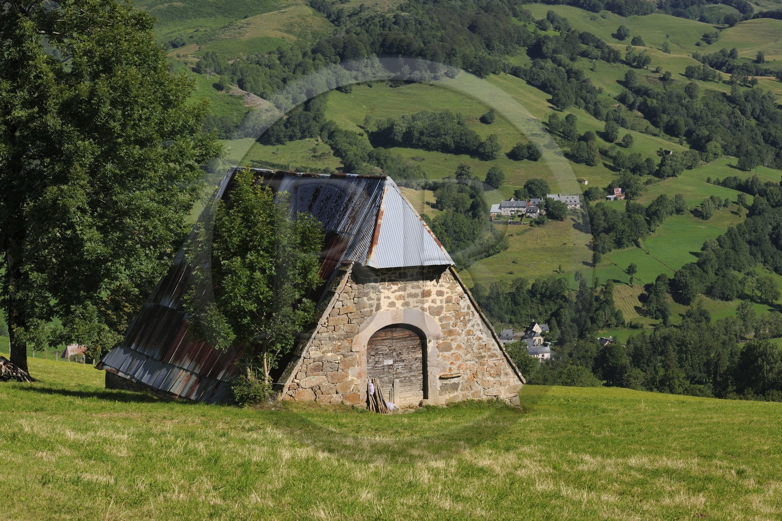 France, Cantal, Monts du Cantal, Parc Naturel Regional des Volcans d' Auvergne (Regional Nature Park of the Volcanoes of Auvergne), a buron close in the Vallee de la Jordanne (Jordanne Valley) towards Mandaille-Saint-Julien