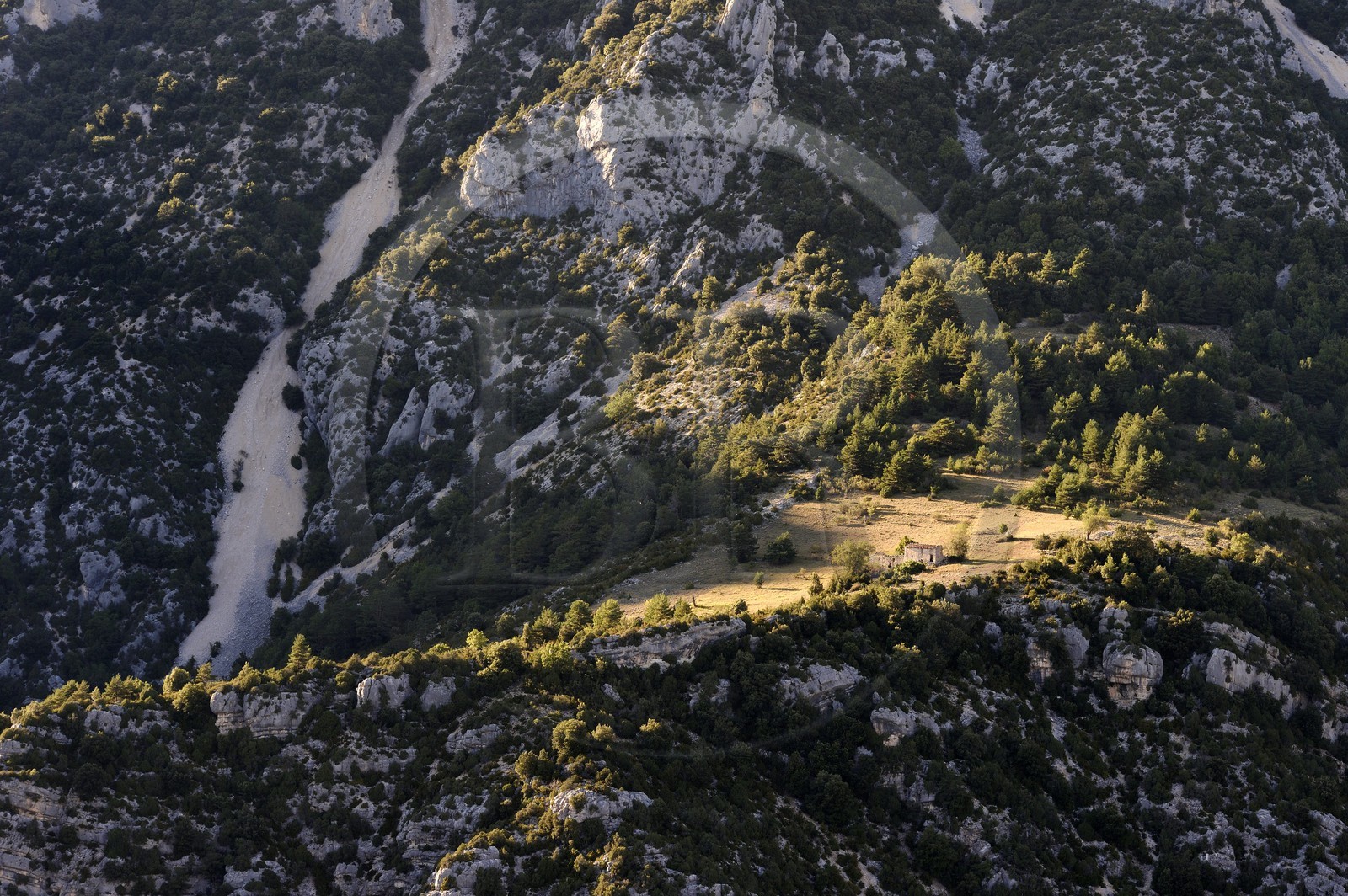 France, Alpes-de-Haute-Provence (04), Parc Naturel Régional du Verdon, ruine d'une ferme isolée sur les pentes des Gorges du Verdon face au tunnel du Fayet