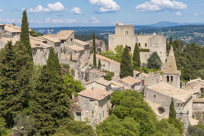 France, Vaucluse (84), Dentelles de Montmirail, le village perché de Crestet et son chateau du IXe siècle (vue aérienne)
