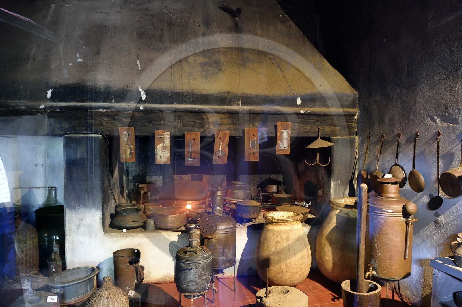 France, Ile de la Reunion, Saint-Gilles-les-Hauts, Musée de Villèle dans le domaine Panon-Desbassyns, ancienne propriété coloniale au cœur d'une grande plantation de canne à sucre qui faisait travailler un peu plus de 400 esclaves, l'ancienne cuisine dans un batiment exterieur à la maison de maitre