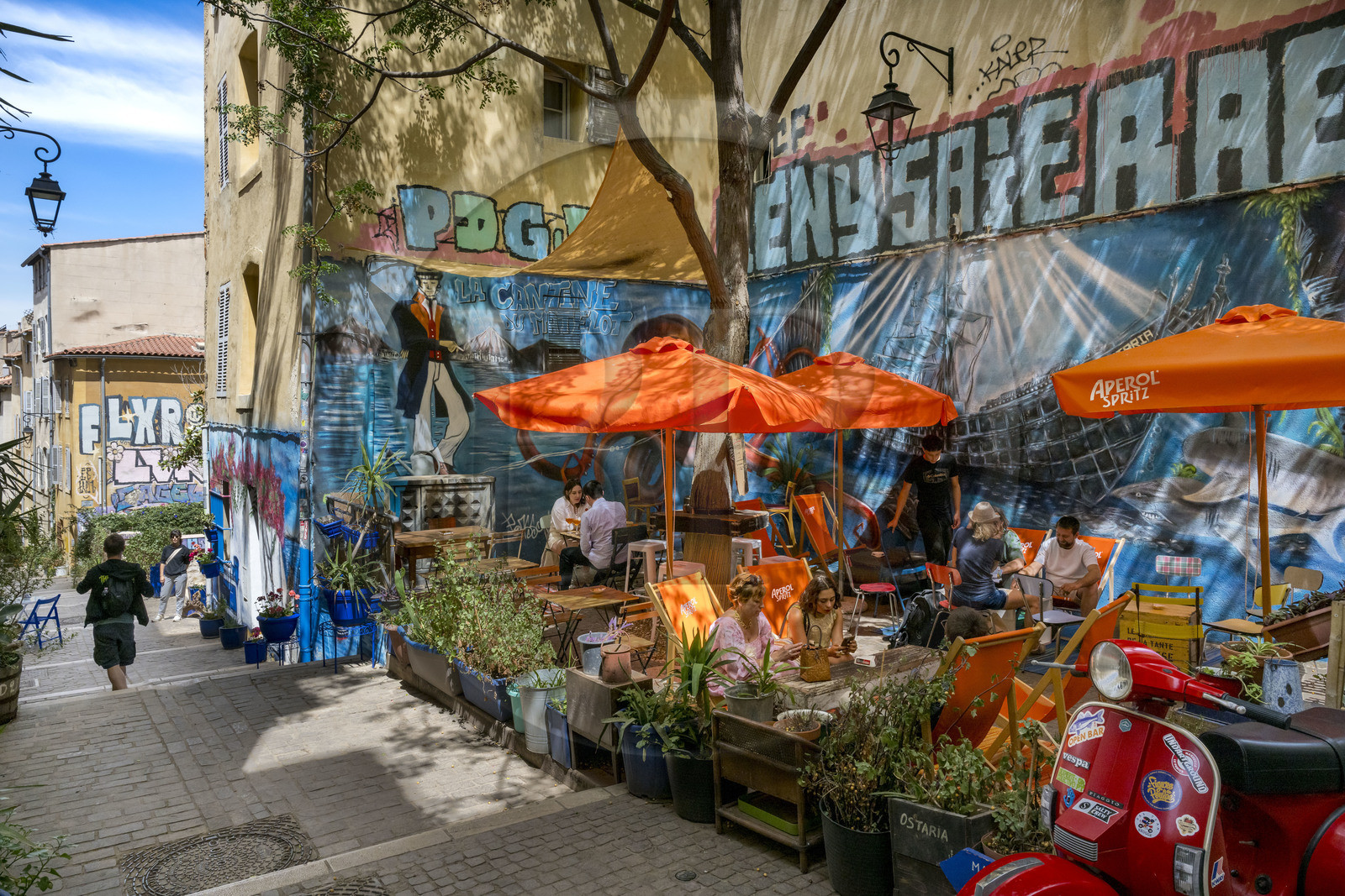 France, Bouches-du-Rhône (13), Marseille, quartier du Panier, petite place à l'angle de la rue Fontaine de Caylus et du refuge, peinture murale réalisée par le street artiste Loïc Perrel dit Poasson pour la terrasse du restaurant bar Ostaria la Cantine du Matelot
