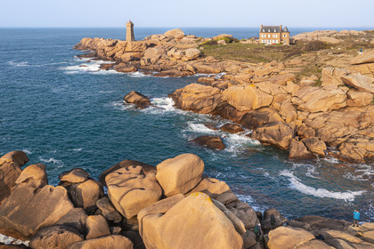 France, Côtes-d'Armor (22), Côte de Granit Rose, Perros-Guirec, Ploumanac'h, pointe de Skewell (Squéouel), le phare de Mean Ruz sur le sentier des Douaniers aussi chemin de Grande Randonnée GR 34 (vue aérienne)