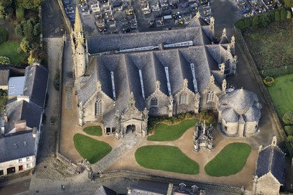 France, Finistère (29), Guimiliau, l'église et le calvaire dans l'enclos paroissial (vue aérienne)