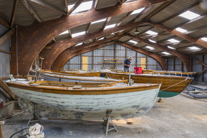 France, Finistère (29), Pays des Abers, port de Saint-Pabu sur l'Aber Benoit, chantier de construction navale Bégoc spécialisé dans la restauration de bateau en bois, hangar de restauration de cotres