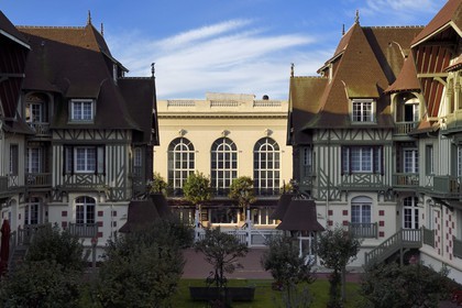 France, Calvados (14), Pays d'Auge, Deauville, le casino et l'Hotel Normandy Barriere au premier plan