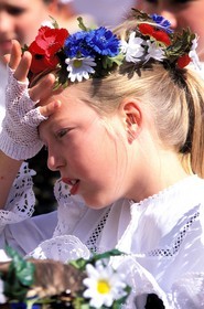 France, Haut-Rhin (68), Eguisheim, labellisé Les Plus Beaux Villages de France, fête du vin, fillette en costume traditionnel et couronne