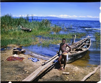 Burundi, province de Rumonge, jeune pêcheur Hutu au bord du lac Tanganyika, les pêcheurs sont exclusivement Hutu et descendent des collines pour s'installer dans des huttes provisoires pour au moins 6 mois, la pêche se pratique généralement la nuit au lamparo et c'est principalement des ndagalas (poisson à friture) des mukekes et des capitaines, en arrière plan on apercoit la pointe de Burton et Speke située au Congo (reproduction plan-film inversible 4x5)