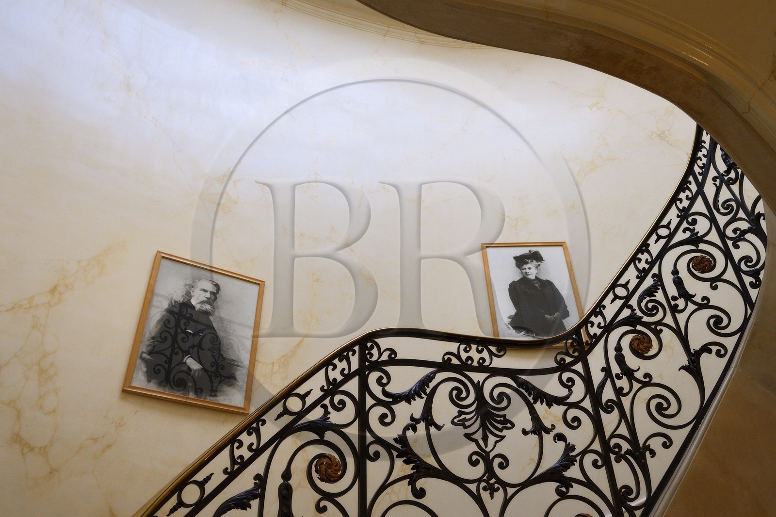 France, Alpes-Maritimes (06), Cannes, la villa La Californie où vécu Pablo Picasso, aujourd'hui renommé le Pavillon de Flore par Marina Picasso, photos des grands parents de Pablo Picasso dans le grand escalier