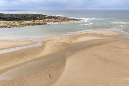 France, Vendée (85), Talmont-Saint-Hilaire, la Pointe du Payré, plage du Veillon et estuaire de la rivière Payré (vue aérienne)