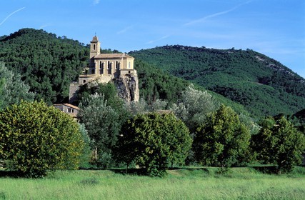 France, Drôme (26), Drôme provençale, Pierrelongue, église perchée dans les Baronnies