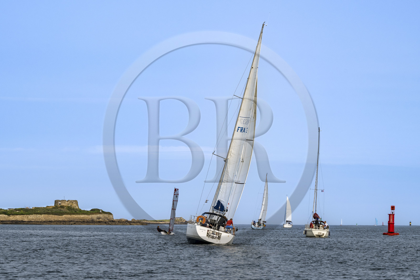 France, Finistère, Abers Country (Pays des Abers), Aber Wrac'h estuary, sailboats sailing towards Cezon Island