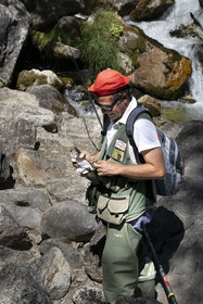 France, Hautes Alpes (05), Névache, pêcheur dans le ruisseau de la Vallée Étroite à la frontière italienne,