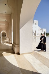 Sultanat d'Oman, Mascate, district Shati Al Qurm, Opéra Royal de Mascate construit sur les ordres du Sultan Qabus, la créatrice de mode Amal Al-Raisi