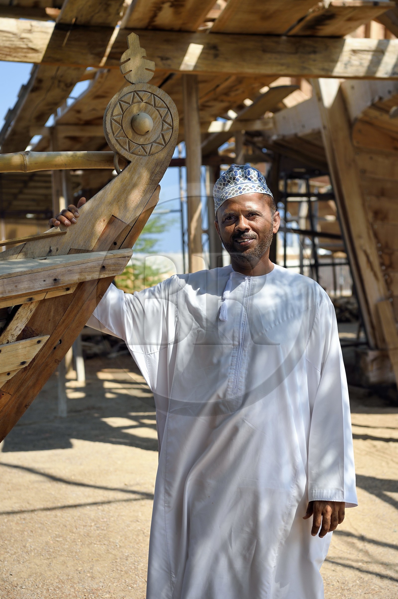 Sultanat d'Oman, gouvernorat de Ash Sharqiyah du Sud, ville et port de Sour, chantiers navals artisanaux de construction de boutres (dhows) dirigé par le charpentier de marine Ali Bin Juma