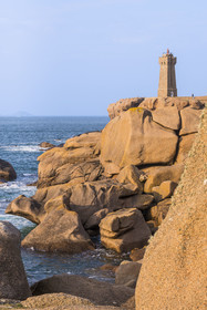 France, Côtes-d'Armor (22), Côte de Granit Rose, Perros-Guirec, Ploumanac'h, pointe de Skewell (Squéouel), le phare de Mean Ruz sur le sentier des Douaniers aussi chemin de Grande Randonnée GR 34